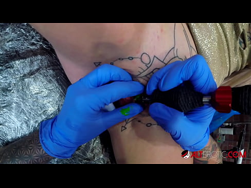 ❤️ E dashura jashtëzakonisht e bërë me tatuazhe, Sully Savage, bëri një tatuazh në klitorisin e saj ❤️❌ Porno në pornografi sq.villagesexvideos.ru ️❤
